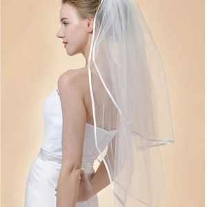 NWT Beautiful elbow length 2T veil satin trimmed